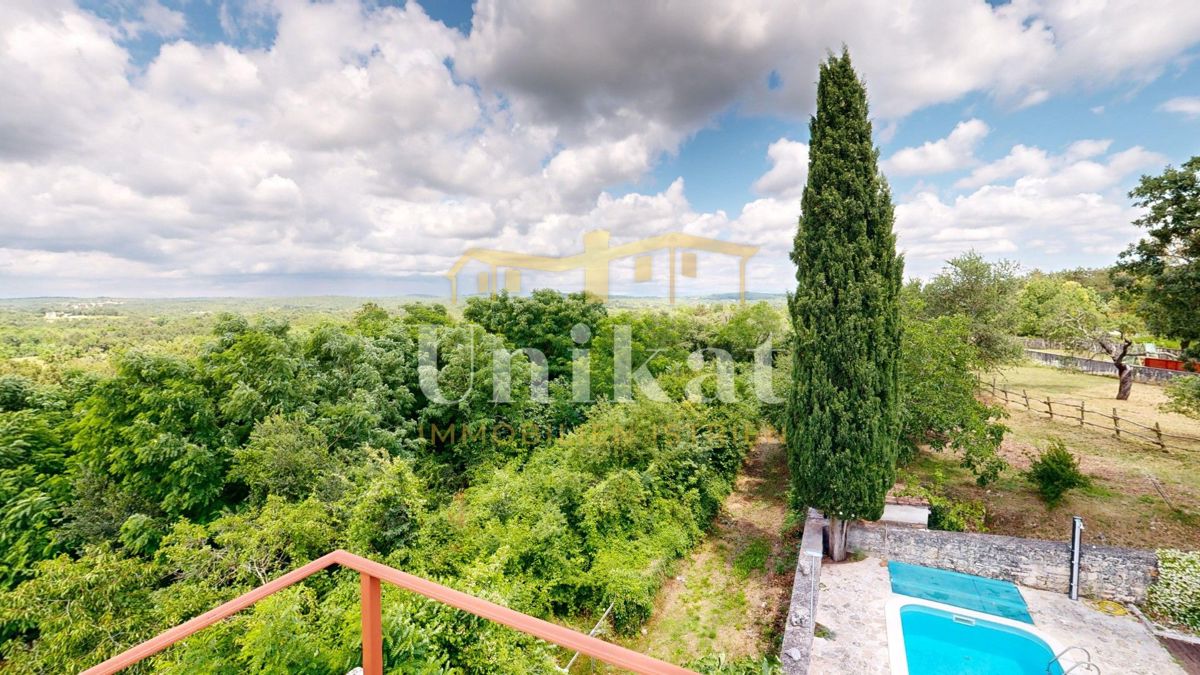 Posest z dvema kamnitima hišama - bazen in velika vrtna površina